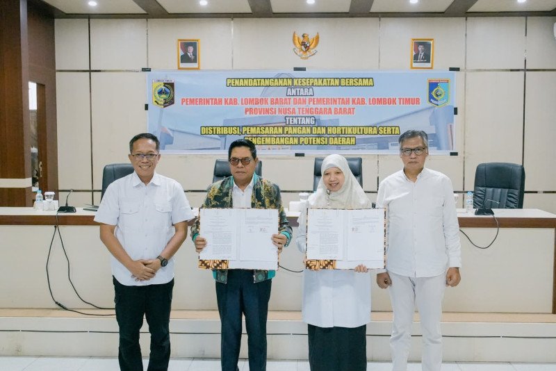 Foto Bersama Antara Bupati Lombok Timur, Drs. H. Haerul Warisin, M.Si Didampingi Sekda Dr. Drs. H. Muhammad Juaini Taofik, M.AP dengan Wabup Lombok Barat, Hj. Nurul Adha, S.Th.I setelah Penandatanganan MoU tentang Distribusi, Pemasaran Pangan dan Hortikultura serta Pengembangan Potensi Daerah, Rabu (30/9/2026) (PKP Lotim) Foto Bersama Antara Bupati Lombok Timur, Drs. H. Haerul Warisin, M.Si Didampingi Sekda Dr. Drs. H. Muhammad Juaini Taofik, M.AP dengan Wabup Lombok Barat, Hj. Nurul Adha, S.Th.I setelah Penandatanganan MoU tentang Distribusi, Pemasaran Pangan dan Hortikultura serta Pengembangan Potensi Daerah, Rabu (30/9/2026) (PKP Lotim)